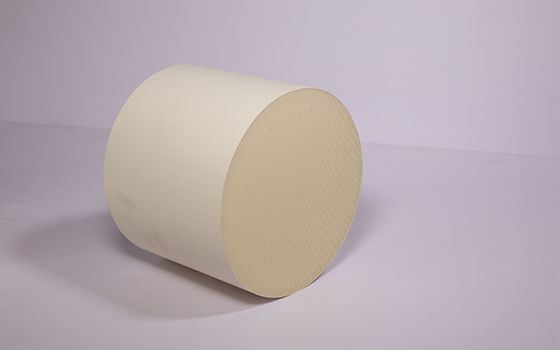 Reducción catalítica selectiva modificada para requisitos particulares en grandes cantidades del pequeño del poro del diámetro catalizador del SCR